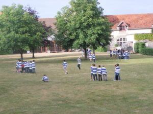 Jeux de groupe dans le parc des dépendances du Château