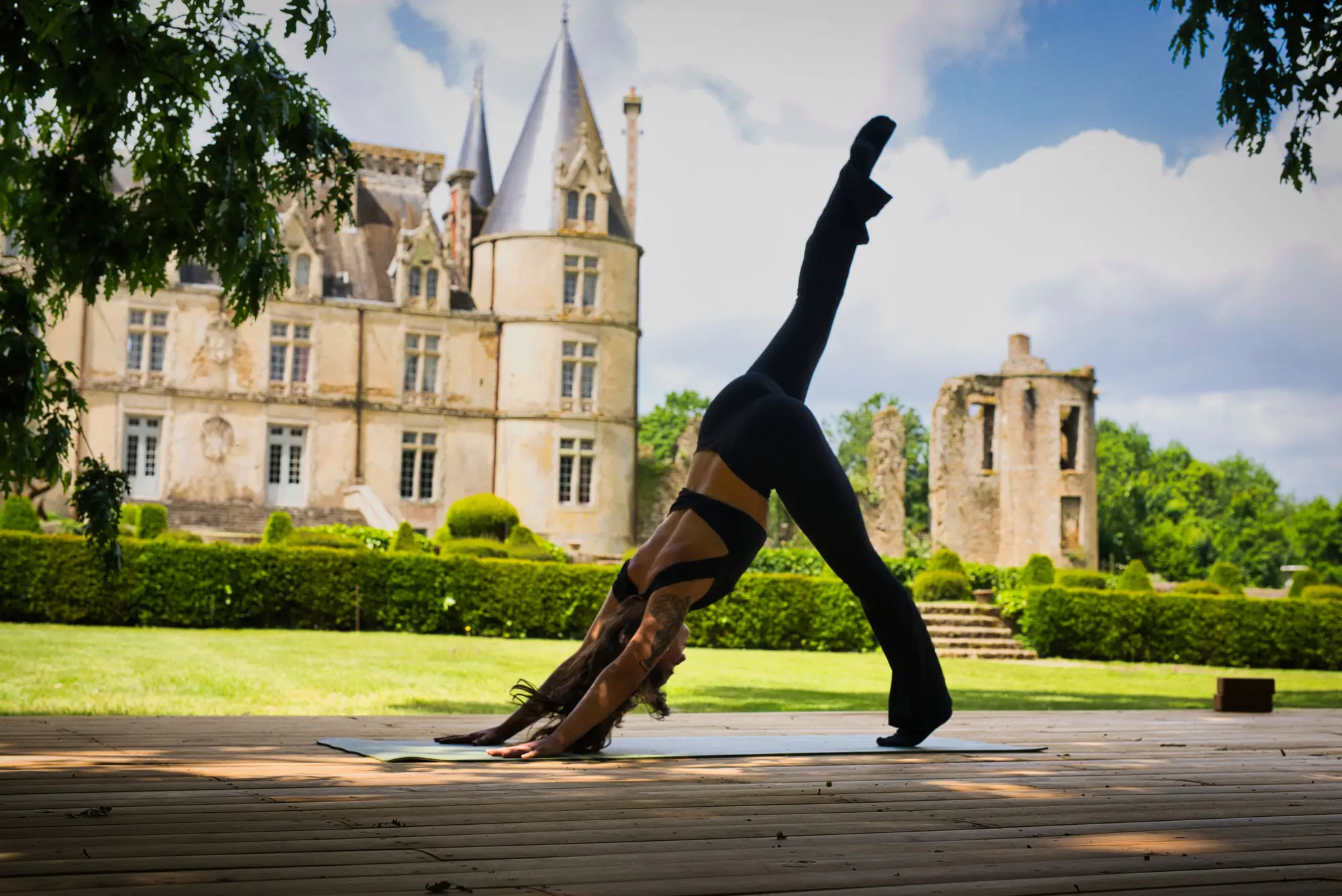 yoga devant le château