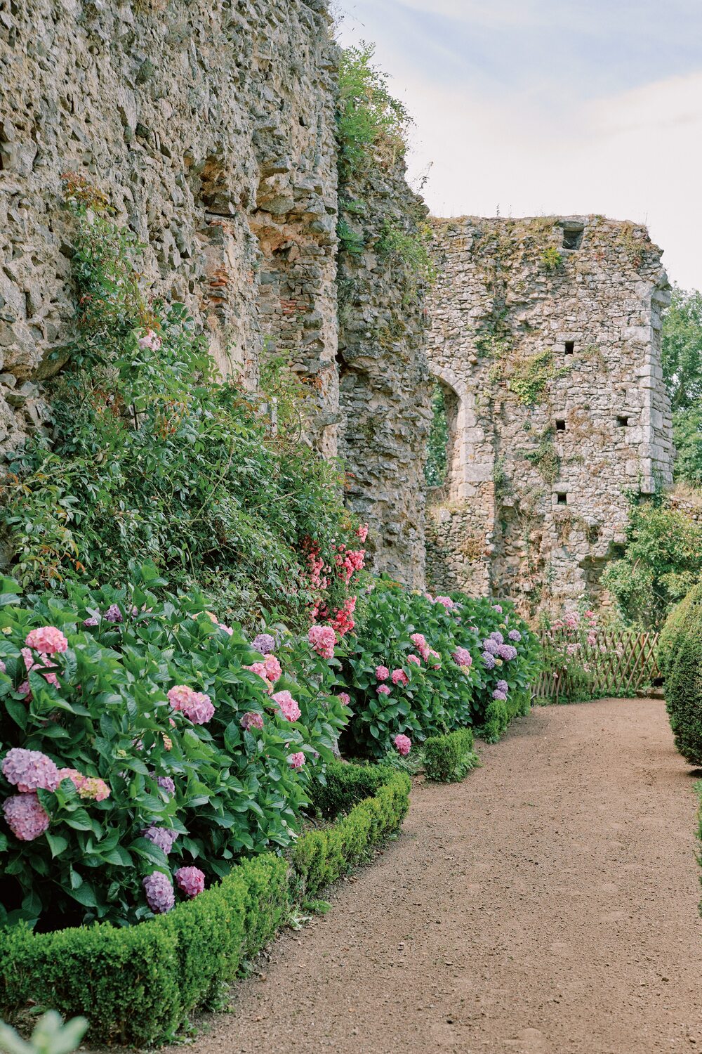 jardin fleuris dans le parc du château