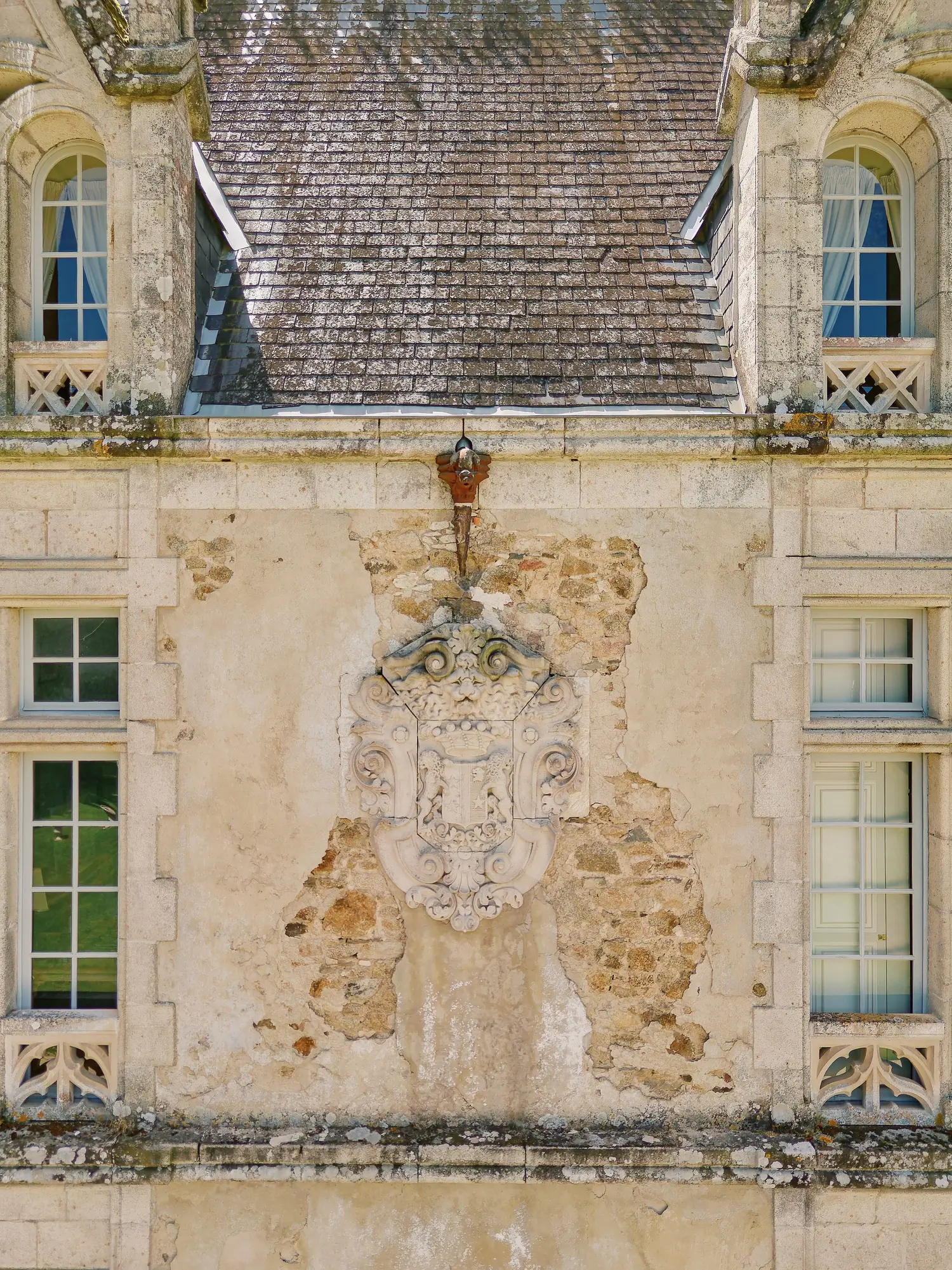 facade et embleme du chateau de la flocelliere