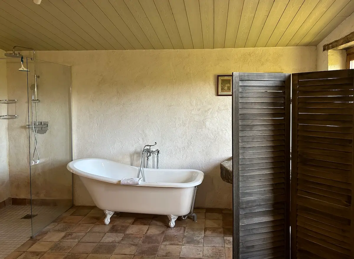 photo de la salle de bain avec baignoire