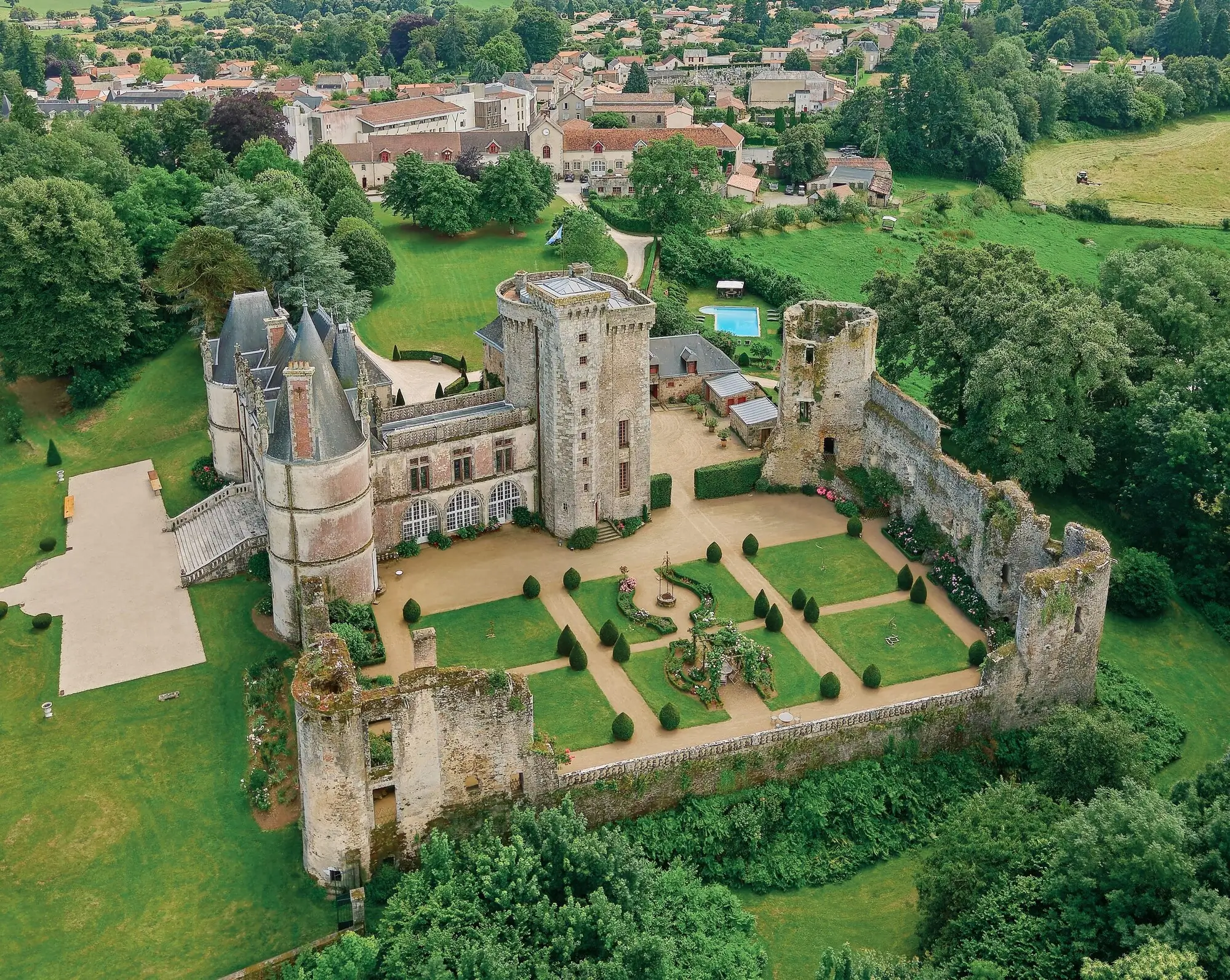 château et jardin vue drone