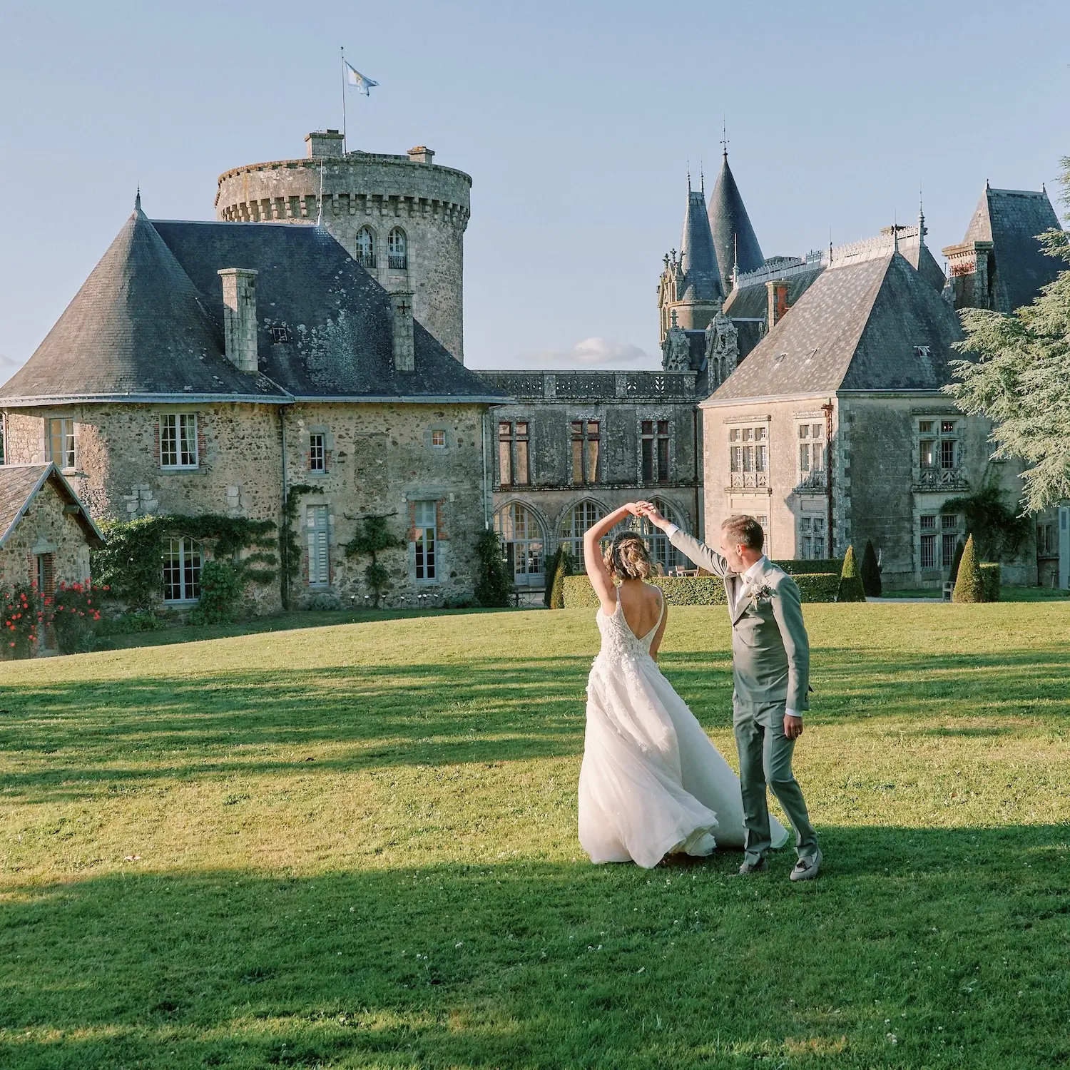 Mariage de 2 personnes devant le château